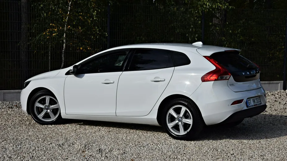 VOLVO V40 -