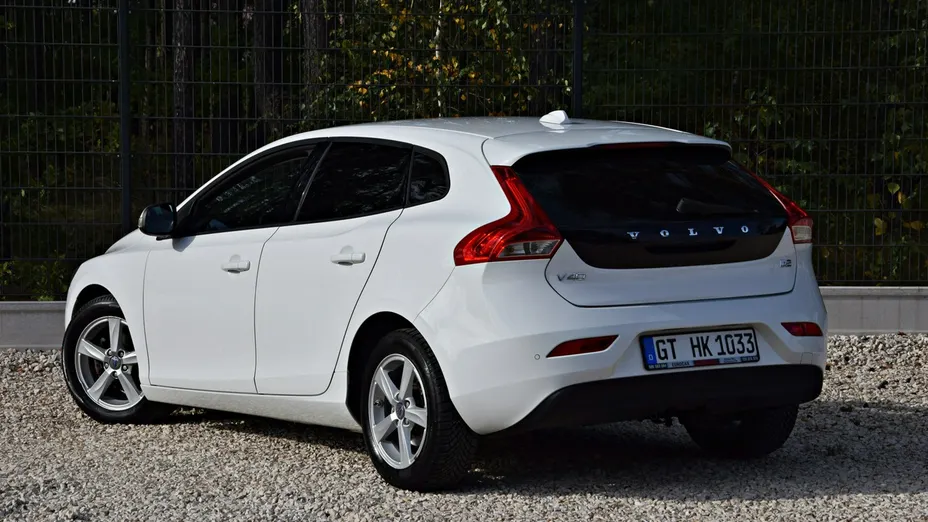 VOLVO V40 -
