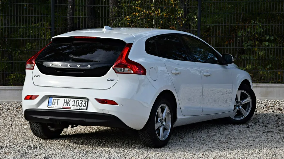 VOLVO V40 -