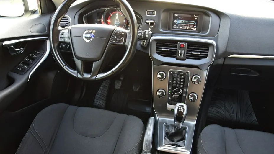 VOLVO V40 -