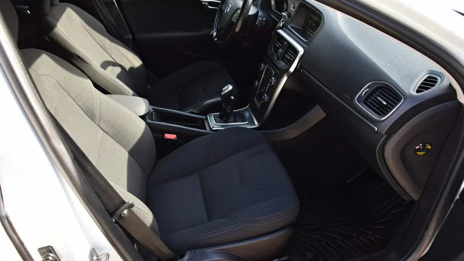 VOLVO V40 -