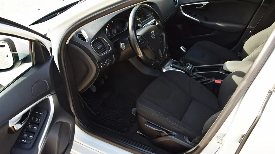 VOLVO V40 -