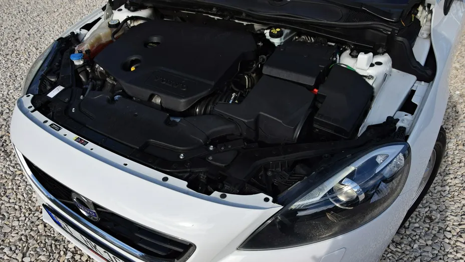 VOLVO V40 -