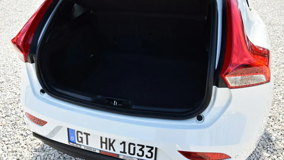 VOLVO V40 -