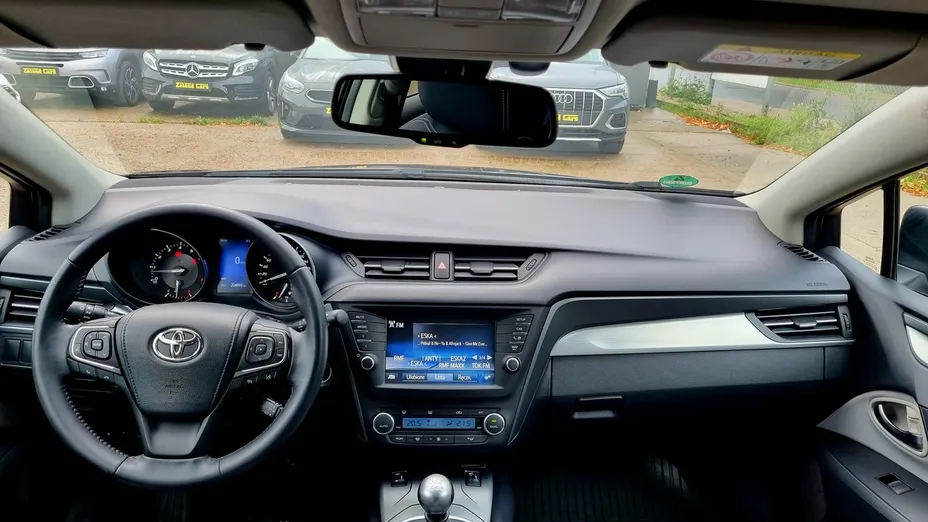 TOYOTA Avensis -