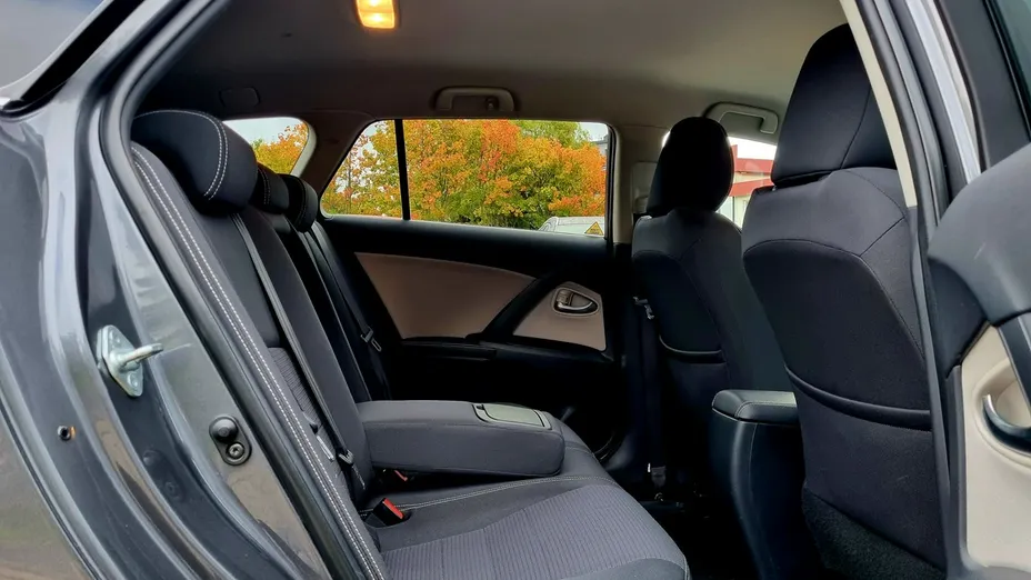 TOYOTA Avensis -