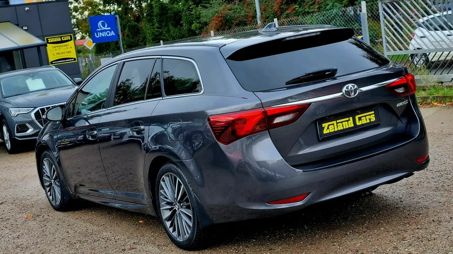 TOYOTA Avensis -
