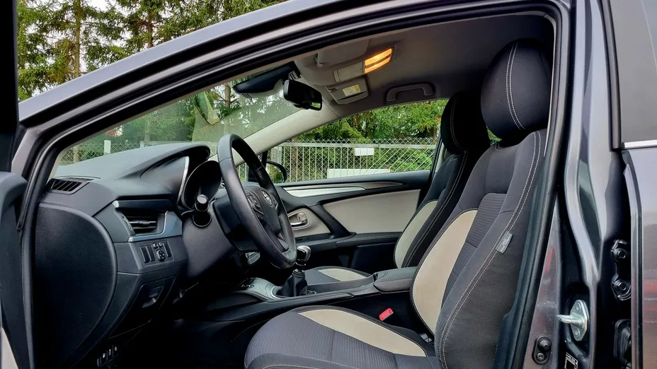 TOYOTA Avensis -