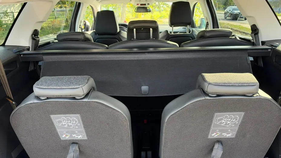 PEUGEOT 5008 -