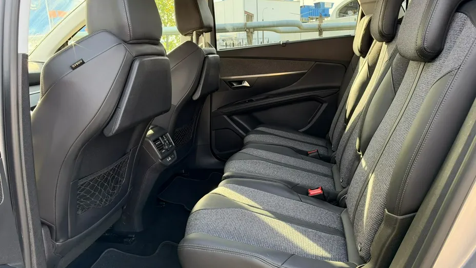 PEUGEOT 5008 -