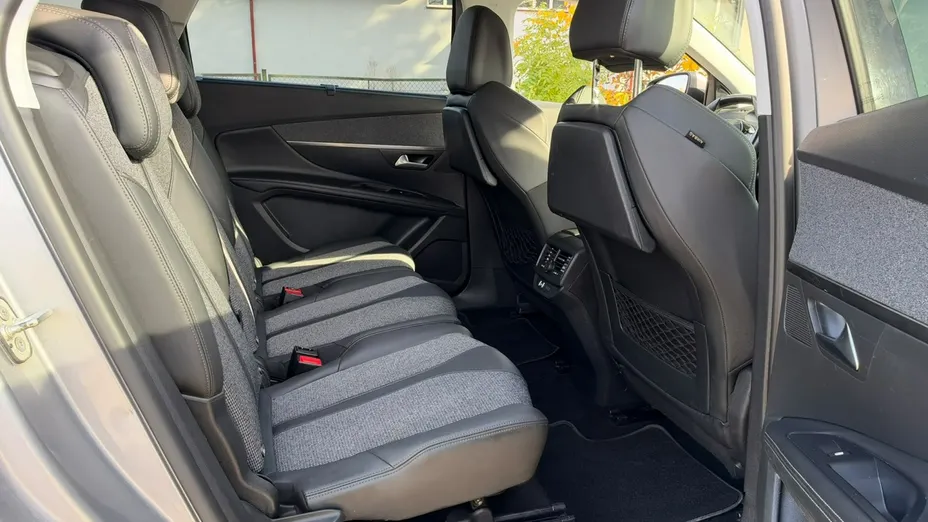 PEUGEOT 5008 -