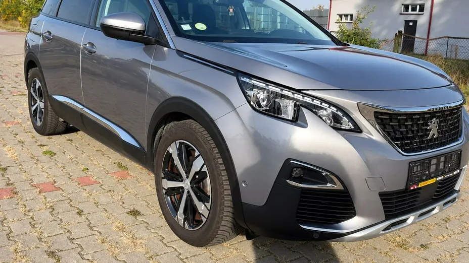 PEUGEOT 5008 -