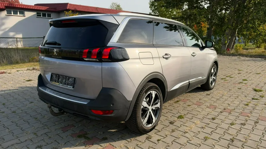 PEUGEOT 5008 -