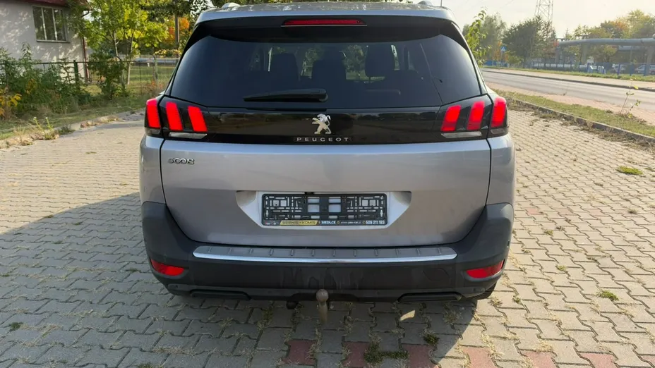 PEUGEOT 5008 -
