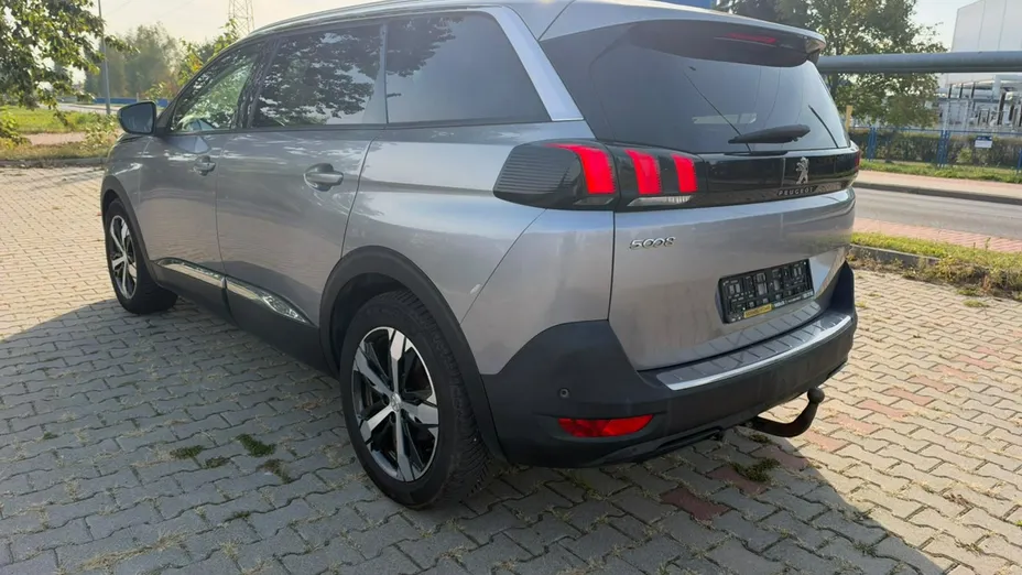 PEUGEOT 5008 -