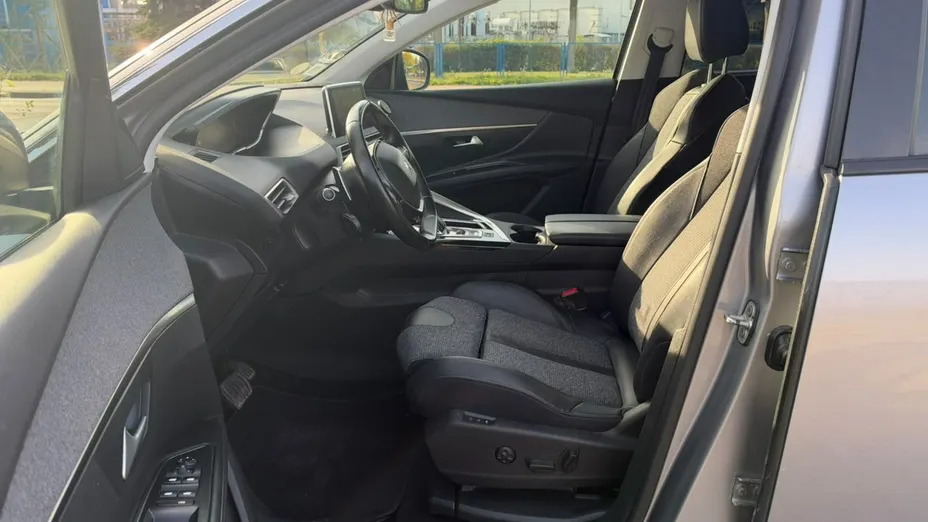 PEUGEOT 5008 -