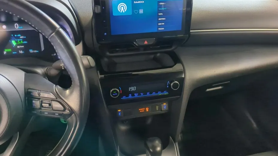 TOYOTA Yaris Cross -