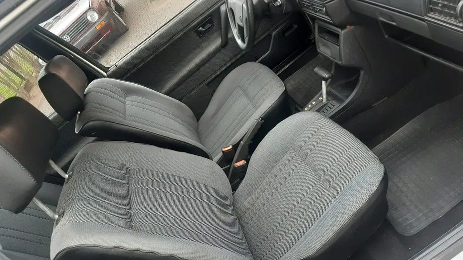 VOLKSWAGEN Golf -