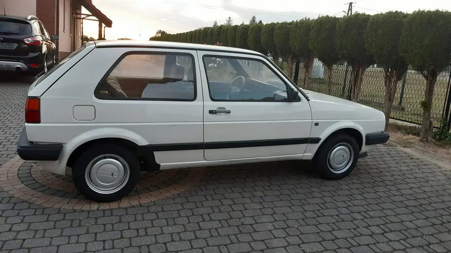 VOLKSWAGEN Golf -