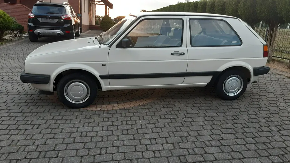 VOLKSWAGEN Golf -