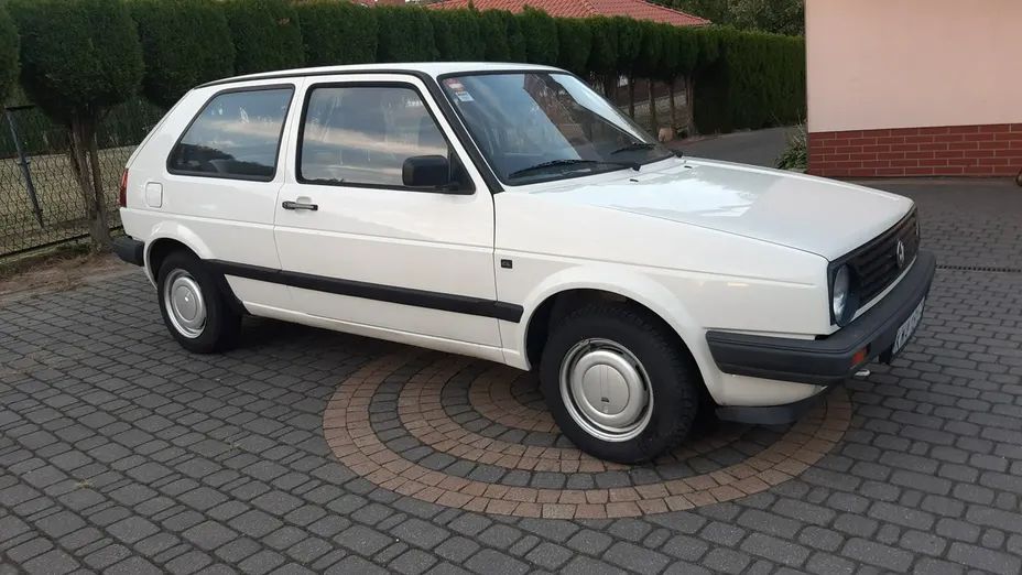 VOLKSWAGEN Golf -