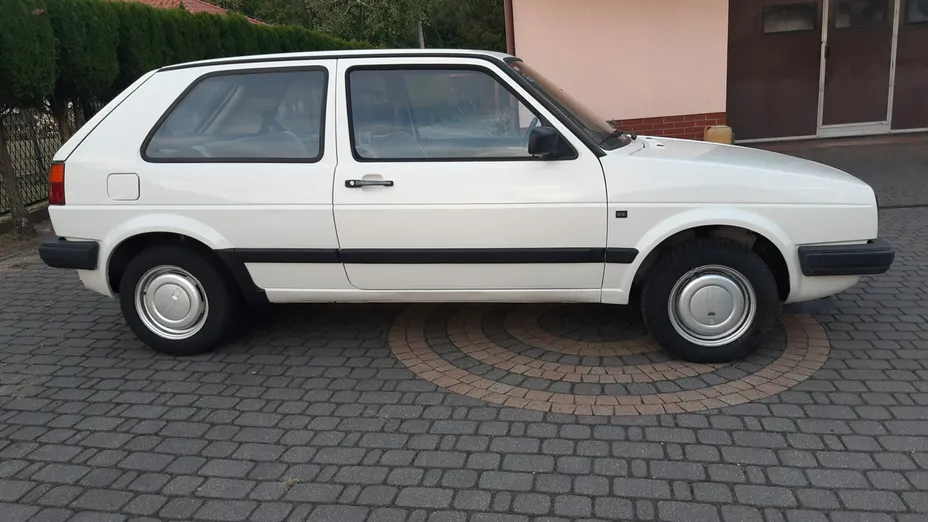 VOLKSWAGEN Golf -
