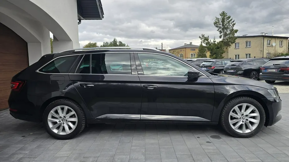 SKODA Superb -