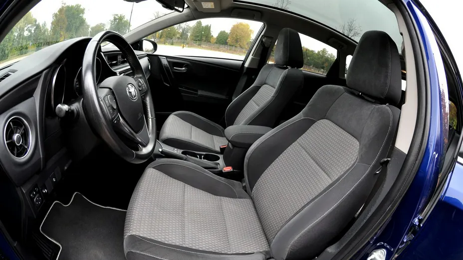 TOYOTA Auris -