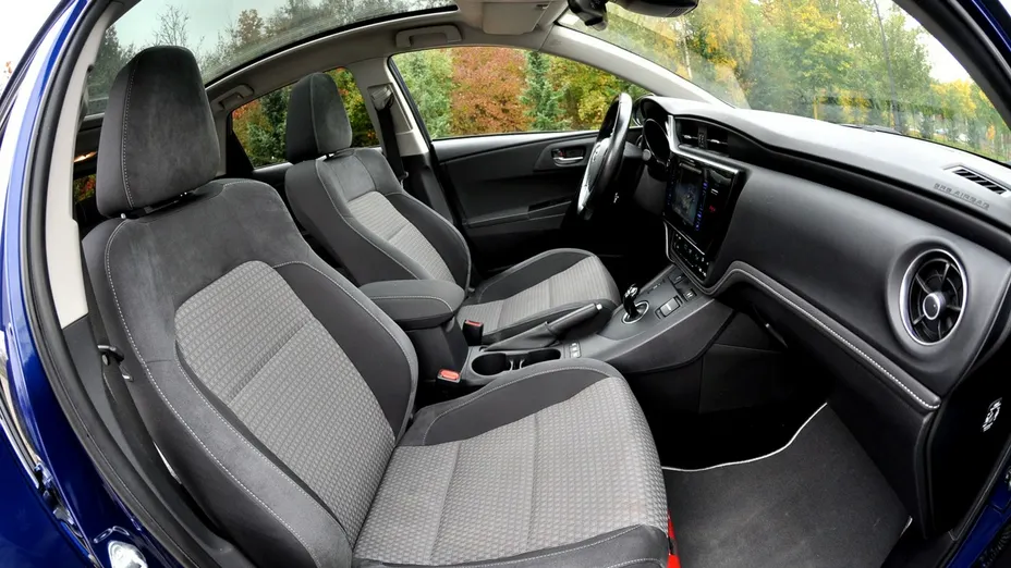 TOYOTA Auris -