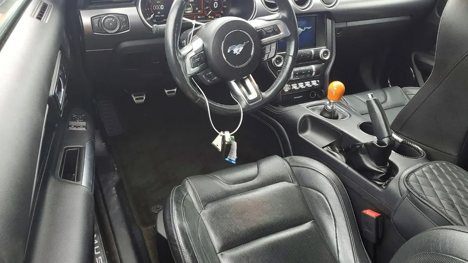 FORD Mustang -