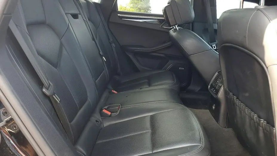 PORSCHE Macan -