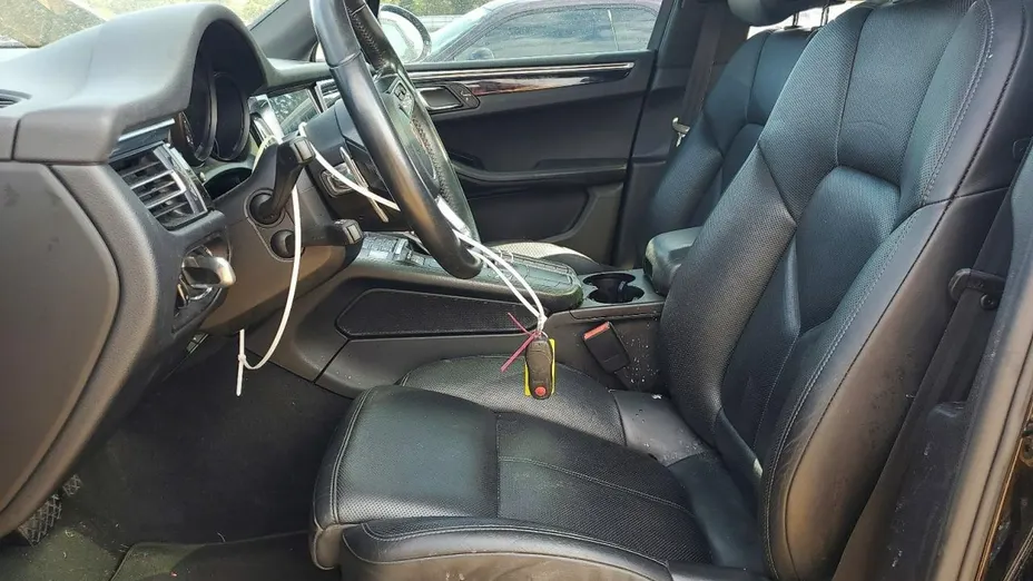 PORSCHE Macan -