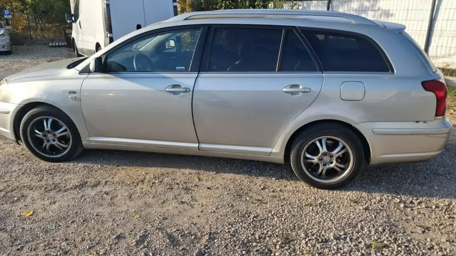 TOYOTA Avensis -