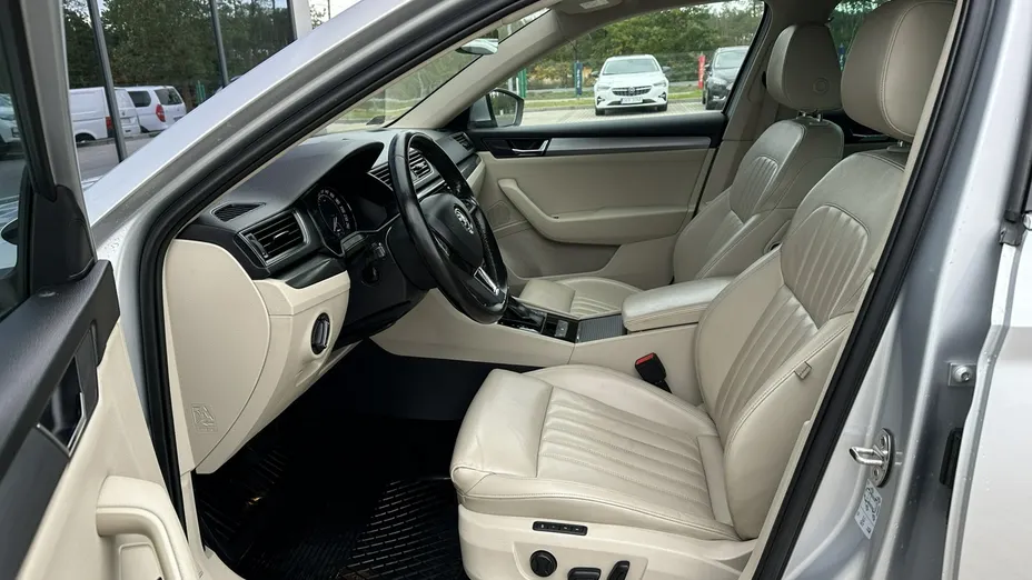 SKODA Superb -