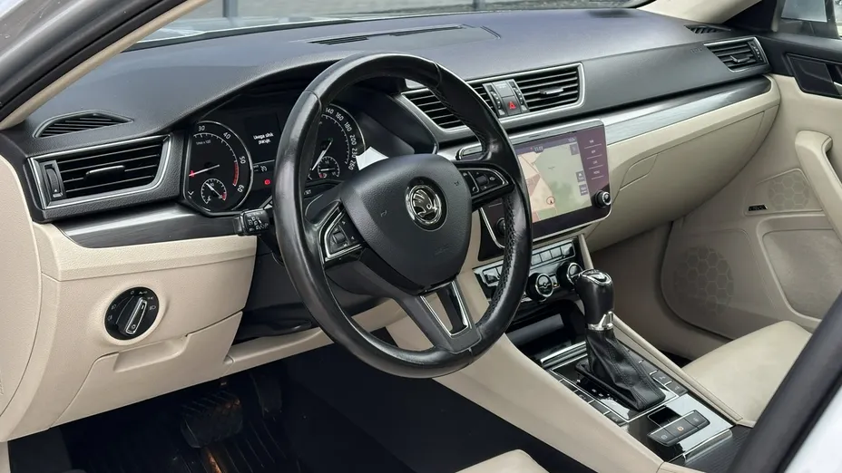 SKODA Superb -