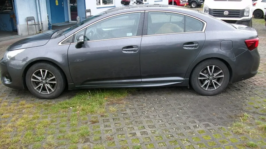 TOYOTA Avensis -