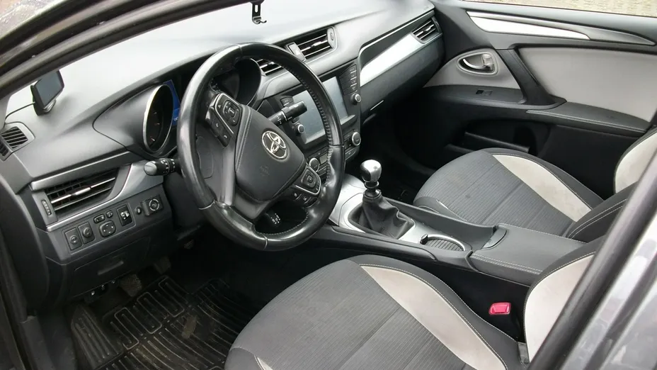 TOYOTA Avensis -