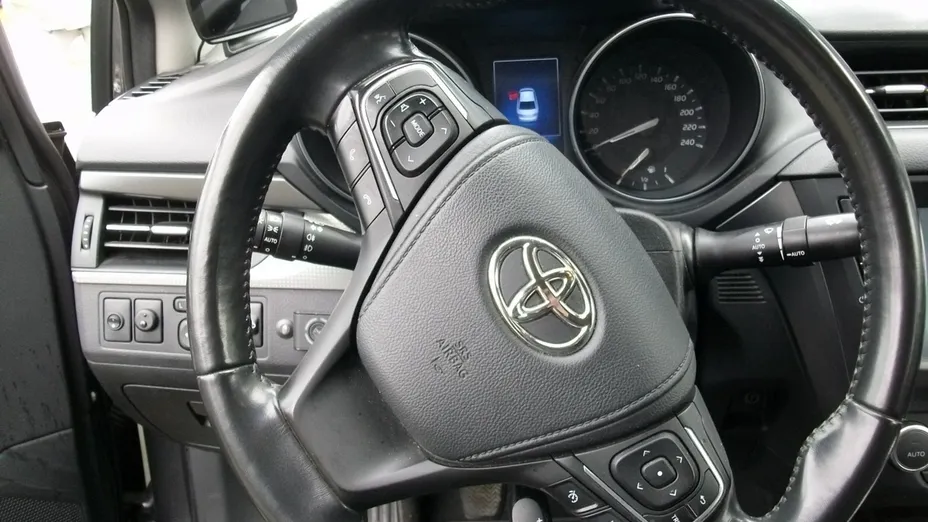 TOYOTA Avensis -