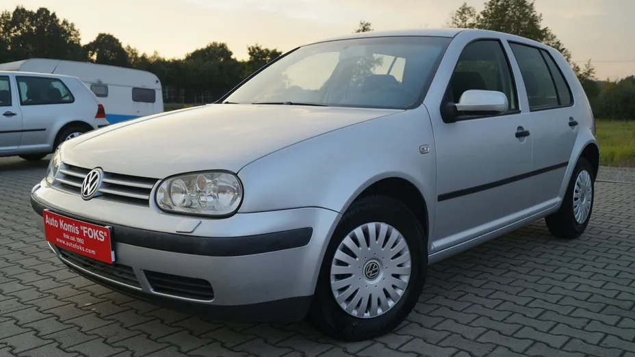 VOLKSWAGEN Golf -