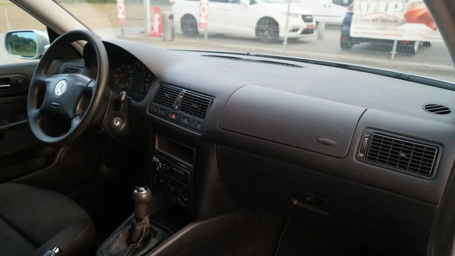 VOLKSWAGEN Golf -