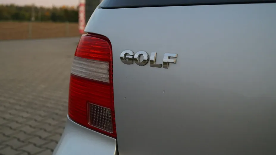 VOLKSWAGEN Golf -