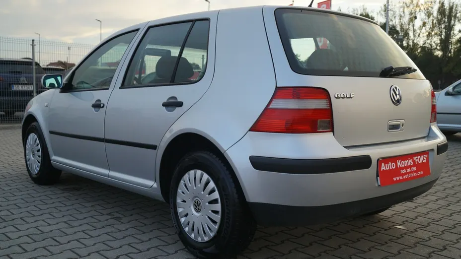 VOLKSWAGEN Golf -