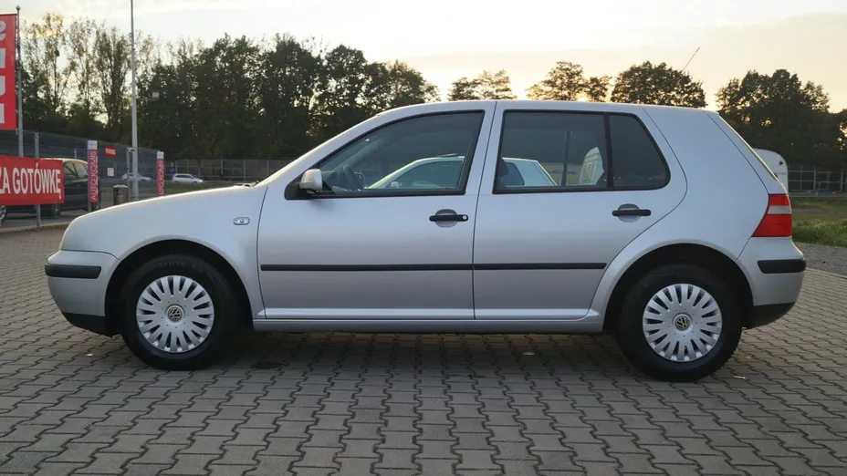 VOLKSWAGEN Golf -