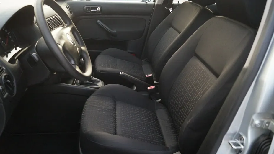 VOLKSWAGEN Golf -