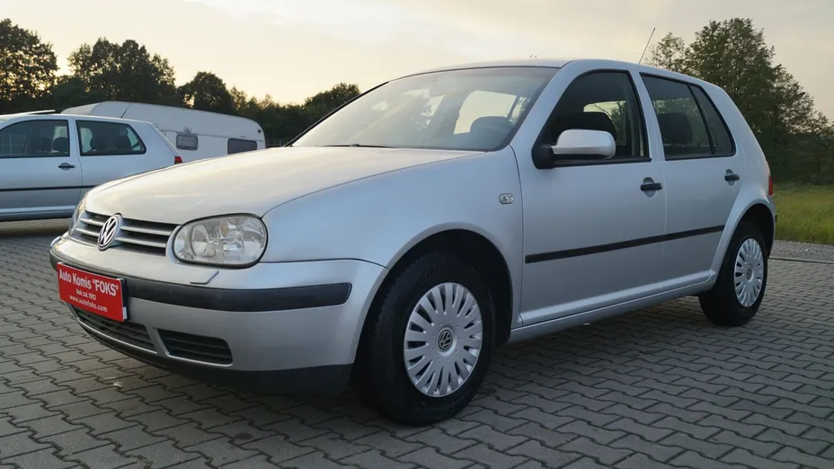 VOLKSWAGEN Golf -