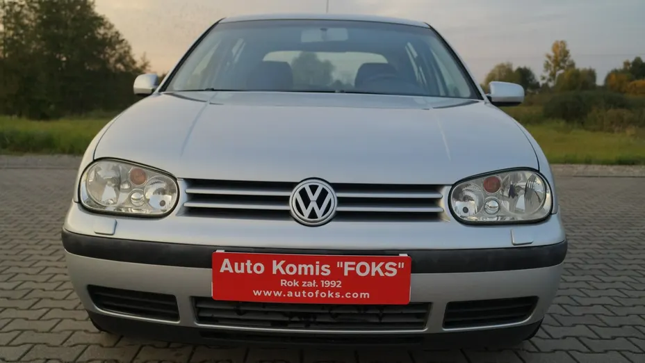 VOLKSWAGEN Golf -