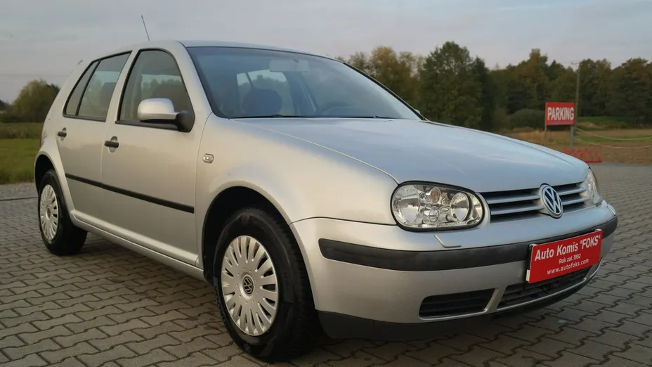 VOLKSWAGEN Golf -