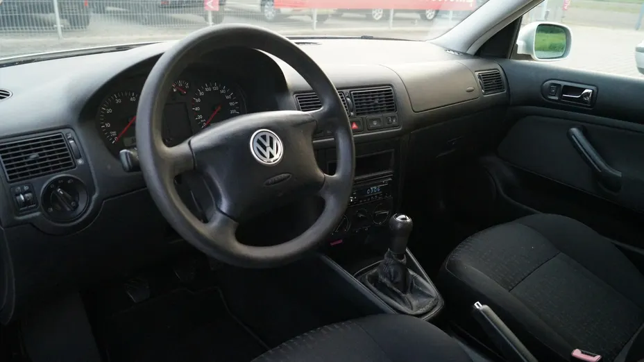 VOLKSWAGEN Golf -