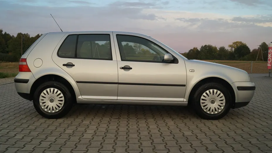 VOLKSWAGEN Golf -