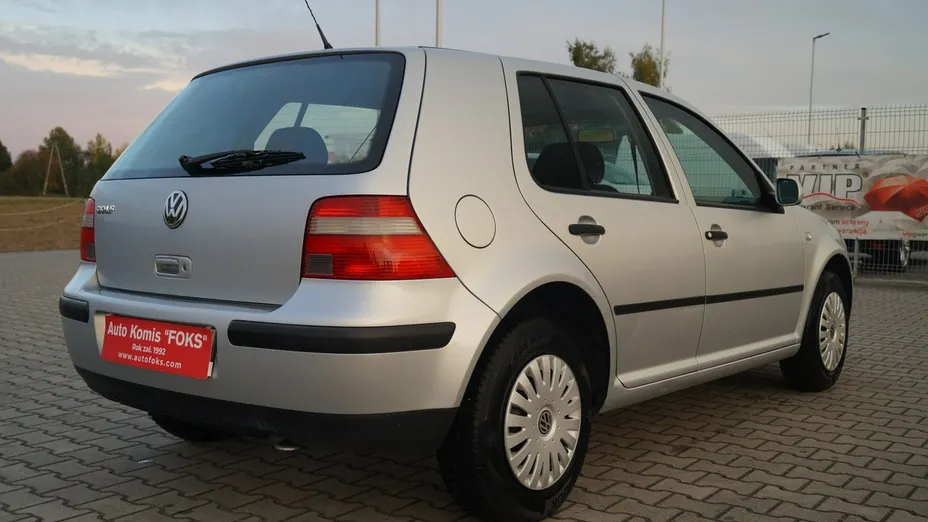 VOLKSWAGEN Golf -